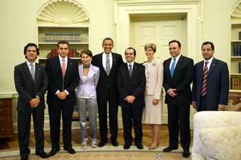 El Mandatario de los Estados Unidos, Barack Obama, junto a la delegación colombiana que acompañó al Presidente Álvaro Uribe Vélez en su visita de trabajo a Washington: los ministros de Relaciones Exteriores, Jaime Bermúdez;  Hacienda, Óscar Iván Zuluaga, y Comercio, Industria y Turismo, Luis Guillermo Plata; la Embajadora en EU, Carolina Barco, y los secretarios Privado, Alicia Arango; General, Bernardo Moreno, y de Prensa, César Mauricio Velásquez.