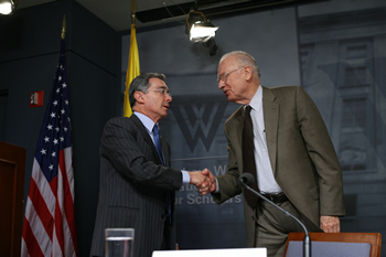 Lee Hamilton, presidente y director del Centro Woodrow Wilson, da la bienvenida al Presidente Álvaro Uribe Vélez, quien participó este martes en Washington, en un foro organizado por la institución. En su diálogo con los asistentes al evento, el Jefe de Estado reiteró que el Gobierno Nacional quiere convertir a Colombia en el país más atractivo para inversionistas nacionales y extranjeros.