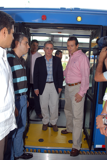 El Presidente Álvaro Uribe Vélez, al llegar a la estación de San Juan Bosco de Cali, donde este domingo se llevó a cabo la inauguración del sistema de transporte masivo, MIO. El Mandatario recorrió las calles a bordo de uno de los articulados, en compañía de autoridades civiles y militares.
