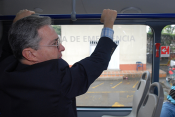 El Presidente Álvaro Uribe fue uno de los primeros usuarios del sistema de transporte masivo de Cali, MIO, inaugurado este domingo. A bordo de uno de los articulados, el Mandatario cumplió un recorrido desde la Escuela Militar de Aviación ‘Marco Fidel Suárez’, hasta la estación San Juan Bosco de la ciudad.