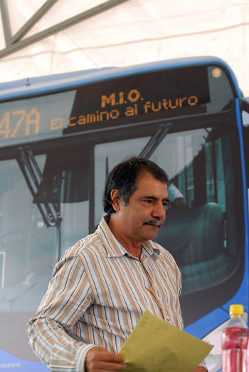 El Ministro de Transporte, Andrés Uriel Gallego, a su llegada a la estación San Juan Bosco de Cali, donde el Presidente Álvaro Uribe Vélez inauguró este domingo el sistema de transporte masivo, MIO, de la capital vallecaucana.