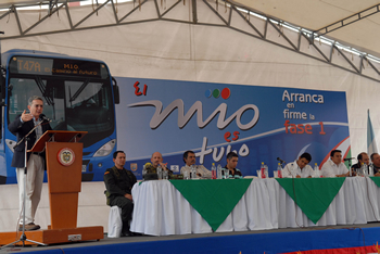 El interés del Gobierno Nacional es que se preserve Emcali “como una empresa estatal del orden municipal, de propiedad ciento por ciento de  la comunidad”, dijo este domingo el Presidente Álvaro Uribe Vélez, durante la inauguración del sistema de transporte masivo de Cali, MIO.