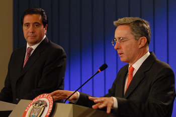 Los presidentes de Colombia y Panamá, Álvaro Uribe y Martín Torrijos, respectivamente, en la rueda de prensa que ofrecieron luego de la reunión de trabajo que ambos mandatarios llevaron a cabo este lunes en la Casa de Nariño.