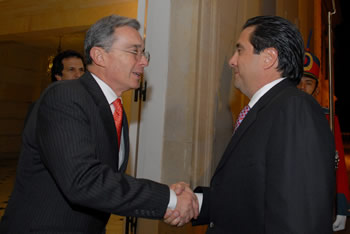 El Presidente Álvaro Uribe recibió en el hall de banderas de la Casa de Nariño a su homólogo de Panamá, Martín Torrijos, con quien se reunió este lunes en la noche, con el propósito de revisar algunos temas de la agenda binacional. 