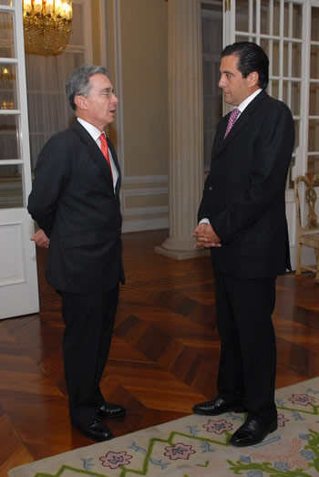 El Presidente de la República, Álvaro Uribe Vélez, dialoga con su homólogo de Panamá, Martín Torrijos Espino, minutos antes de la cena ofrecida este lunes por el Jefe de Estado colombiano, en honor del Mandatario panameño y de la comitiva del vecino país.