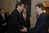 El Ministro de Defensa, Juan Manuel Santos, saluda al Presidente de Panamá, Martín Torrijos, quien llegó este lunes en la noche a la Casa de Nariño, con el objetivo de adelantar una reunión de trabajo con el Presidente Álvaro Uribe.