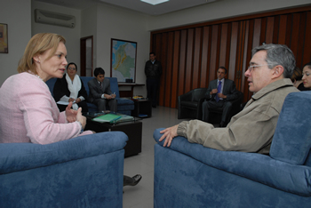 El Presidente Álvaro Uribe Vélez se reunió hoy martes, 3 de marzo, en el Aeropuerto Militar Catam de Bogotá, con la Ministra de Cooperación Internacional de Suecia, Gunilla Carlsson, para abordar temas de interés para las dos naciones. 