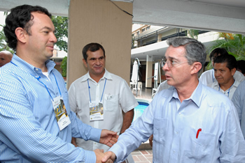 Saludo del Presidente Álvaro Uribe y el Viceministro de Desarrollo Empresarial, Ricardo Duarte, durante el consultorio empresarial ‘Colombia Crece’, celebrado este martes 3 de marzo en Cúcuta, con asistencia de 800 representantes de los gremios de la región.