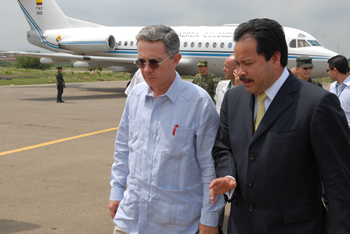 El Presidente de la República, Álvaro Uribe Vélez, conversa con el Gobernador de Norte de Santander, William Villamizar Laguado, a su llegada hoy al Aeropuerto Camilo Daza de Cúcuta, donde este martes el Mandatario lideró el Consultorio Empresarial ‘Colombia Crece’, en el Hotel Tonchalá.