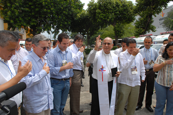 Con una bendición del obispo de la Diócesis de San José de Cúcuta, Monseñor Jaime Prieto Amaya, se hizo la entrega formal a la ciudad de 14 ambulancias, una de ellas medicalizada, momentos antes de iniciarse en esa capital el Consultorio Empresarial ‘Colombia Crece’, que lideró este martes el Presidente Uribe.  Para la adquisición de las ambulancias se invirtieron cerca de 2 mil millones de pesos, recursos confinanciados entre la Gobernación y el Ministerio de la Protección Social. 