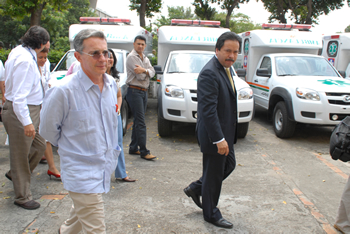 El Presidente Uribe observa las 14 ambulancias que se entregaron este martes al departamento de Norte de Santander, para el servicio de los municipios de la región. Los vehículos contaron con una inversión cercana a los 2 mil millones de pesos, recursos de la Gobernación  y del Ministerio de la Protección Social. Al su lado, el Gobernador William Villamizar.