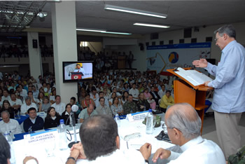 El Presidente Álvaro Uribe lideró el consultorio empresarial ‘Colombia crece’, este martes en Cúcuta, al cual asistieron autoridades y representantes de los gremios de Norte de Santander. Se trataron temas relacionados con las medidas económicas para afrontar los efectos de la crisis financiera internacional.