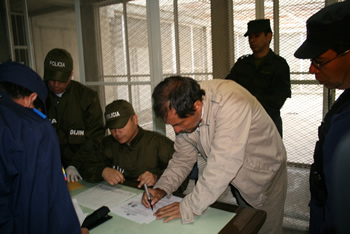 Miguel Ángel Mejía Múnera en el momento en que es reseñado por miembros de la Dijin, este martes 3 de marzo, antes de ser trasladado de la cárcel de máxima seguridad de Cómbita, en Boyacá, a Bogotá, para ser extraditado. Foto: Cortesía Prensa - Dijin