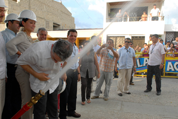 El Presidente Álvaro Uribe participó este jueves en  la apertura de la válvula de agua en el barrio Florencia de la capital de Sucre. Con este acto se puso en marcha el proyecto de inversión ‘Sincelejo 24 horas de agua”. Lo acompañan la Viceministra del ramo, Leyla Rojas, y autoridades civiles del municipio y el departamento de Sucre.