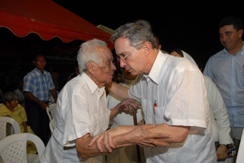 El Presidente Álvaro Uribe Vélez saluda a Francisco Pérez Peralta, uno de los 41 adultos mayores del departamento de Sucre que recibieron este jueves distintas ayudas por parte del Gobierno Nacional, durante un evento especial que se cumplió en la ciudad de Sincelejo. Los ancianos recibieron sillas de ruedas,  sillas para baño, muletas, bastones y colchones, entre otros elementos. 