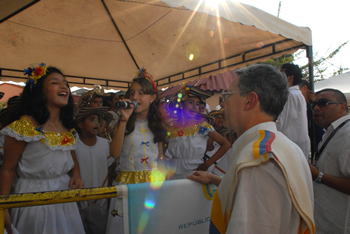 El Presidente Álvaro Uribe saluda a los integrantes del grupo musical ‘Niños cantores de paz’, quienes lo recibieron en el barrio San Francisco de Sincelejo, en donde este jueves el Mandatario presentó el proyecto ‘Sincelejo 24 horas de agua’.