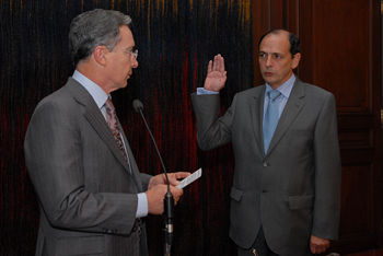 Ante el Presidente de la República, Álvaro Uribe Vélez, se posesionó este viernes 6 de marzo Enrique Martínez Arciniegas, como nuevo director general del Instituto Nacional de Vías (Invías). La ceremonia  se cumplió en el Salón Protocolario de la Casa de Nariño. 