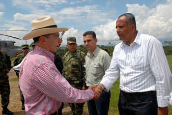 El Presidente Álvaro Uribe Vélez saluda al Gobernador del Tolima, Óscar Barreto Quiroga, minutos antes de iniciarse, en Chaparral (Tolima), el Consejo Comunal de Gobierno número 227. La jornada tiene lugar en la Institución Educativa Técnica Manuel Murillo Toro.