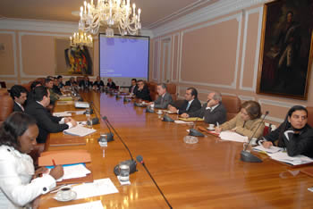 El Presidente Álvaro Uribe Vélez lideró este lunes 9 de marzo la reunión del Consejo de Ministros, en la cual el Jefe de Estado hizo seguimiento al avance de distintos programas que adelanta el Gobierno Nacional. 