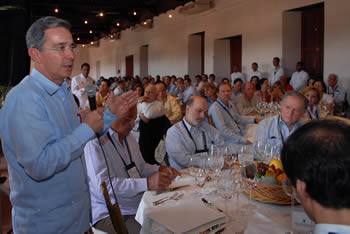 El Presidente Álvaro Uribe se reunió este martes en el Museo Naval, de Cartagena, con cerca de 200 destacados empresarios de América Latina y sus familias, a quienes reiteró la invitación para que sigan invirtiendo en Colombia y preservando el empleo en el país. Entre los asistentes se encontraban el mexicano Carlos Slim, y los colombianos Juan Carlos Ardila y Luis Carlos Sarmiento. 