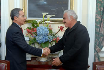 Saludo entre el Presidente Álvaro Uribe Vélez y el cantante mexicano Vicente Fernández, quien llegó este miércoles 11 de marzo a Bogotá para ofrecer un concierto.  El artista sostuvo un encuentro con el Jefe de Estado en la Casa de Nariño. 