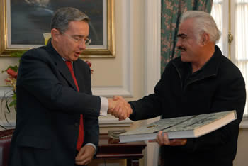 Un Atlas de Colombia fue el obsequio que recibió el cantante Vicente Fernández, de manos del  Presidente Álvaro Uribe, durante la visita que el artista mexicano hizo este miércoles al Jefe de Estado, en la Casa de Nariño. 