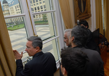 Desde la ventana ubicada en su despacho, el Presidente Álvaro Uribe les mostró a los cantantes Vicente y Alejandro Fernández, la Plaza de Armas, el lugar donde se rinde honores militares a los jefes de estado que visitan la Casa de Nariño.