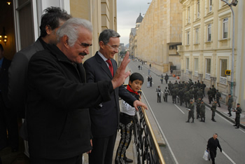 Una gran sorpresa se llevaron los transeúntes de la tradicional carrera séptima cuando por uno de los balcones de la Casa de Nariño apareció el Presidente Álvaro Uribe Vélez acompañado de los cantantes mexicanos Vicente y Alejandro Fernández. También estuvo el niño Juan Sebastián Parada García, actor y cantante de música ranchera.