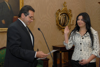 Ante el Secretario General de la Presidencia, Bernardo Moreno, se posesionó este martes Zulma Constanza Casas García como nueva comisionada de televisión. Ella representa a las asociaciones de actores, directores y libretistas, periodistas, productores y técnicos de televisión. Foto: Felipe Pinzón - SP