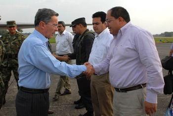 El Presidente Álvaro Uribe saluda al Alcalde de Villavicencio, Héctor Raúl Franco Roa, a su llegada este viernes a la capital del Meta, donde lideró un Consejo de Seguridad que tuvo como objetivo analizar la situación de orden público en la región y evaluar las acciones que se están adelantando con el propósito de restablecer el suministro de agua en la ciudad, luego del atentado contra una línea de conducción del líquido.