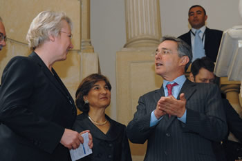 El Presidente Álvaro Uribe le manifestó a la Ministra de Educación de Alemania, Annette Schavan, la admiración por su país y su Gobierno. La Ministra de Educación colombiana, Cecilia María Vélez, también asistió el encuentro, celebrado este viernes en la Casa de Nariño.