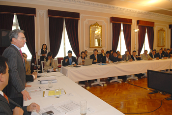 El Presidente Uribe se reunió este viernes, en la Casa de Nariño, con 20 alcaldes del departamento de Nariño, para tratar distintos temas en áreas como infraestructura, vivienda y agricultura, asuntos planteados por los mandatarios locales. El Jefe de Estado estuvo acompañado por el Ministro de Agricultura, Andrés Fernández Acosta, y el Director de Acción Social, Luis Alfonso Hoyos, entre otros funcionarios del Gobierno.