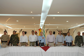 El Presidente Uribe entona el Himno Nacional, en el inicio del Consejo de Seguridad que se cumplió este viernes en Villavicencio. Acompañan al Jefe de Estado, el alcalde de la ciudad, Héctor Franco (izq.), el gobernador del Meta, Darío Vásquez (der.); el Ministro de Defensa, Juan Manuel Santos, el Alto Consejero Presidencial para la Reintegración, Frank Pearl, y los altos mandos militares.