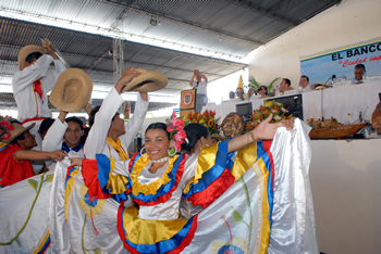 Desde su atril, el Presidente Álvaro Uribe aplaude a los jóvenes del grupo ‘Herederos del Folclor', quienes danzaron al ritmo de ‘La Piragua’, inmortal canción del maestro José Barros. Ocurrió durante el Consejo Comunal celebrado este sábado en El Banco, Magdalena.