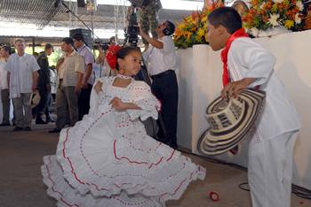 Los niños Jairo Atencia  y Viviana Esparragoza deleitaron al Presidente Álvaro Uribe Vélez, al demostrar sus habilidades para bailar los ritmos típicos de la región. El Mandatario aplaudió con entusiasmo a esta pequeña pareja de artistas durante el Consejo Comunal de Gobierno en El Banco, Magdalena. 