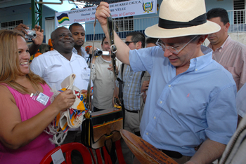 Al llegar a la Escuela ‘Francisco de Paula Santander’ para liderar un encuentro con los damnificados por los derrumbes de tierra y la ola invernal en Suárez, Cauca, la Primera Dama del municipio, Alba Lucía de Colorado, obsequió al Presidente Álvaro Uribe un carriel típico de la región. 