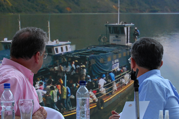 El Presidente Álvaro Uribe Vélez y el Gobernador del Cauca, Guillermo Alberto González, observan a la comunidad suareña que navega a diario por la represa Salvajina. El Mandatario visitó este domingo 15 de marzo el municipio caucano de Suárez para abordar la problemática generada por la ola invernal que azota en los últimos días a la región. 