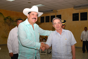 Saludo ante la prensa de los jefes de Estado de Honduras, Manuel Zelaya Rosales, y de Colombia, Álvaro Uribe Vélez, en el recinto donde el Mandatario centroamericano ofreció el domingo una cena informal en honor del Presidente colombiano. 