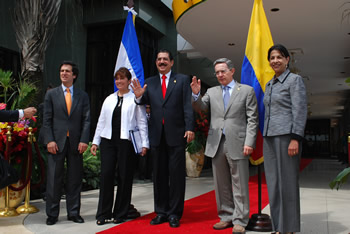 Los Presidentes de Colombia, Álvaro Uribe Vélez, y de Honduras, Manuel Zelaya, junto con los cancilleres Jaime Bermúdez y Patricia Rodas Baca. Los acompaña también la nueva Embajadora de Colombia en Honduras, Sonia Pereira Portilla. El encuentro se cumplió este lunes 16 de marzo en la ciudad de San Pedro Sula. 