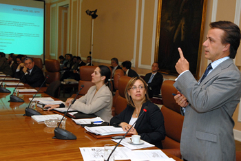 El Subdirector del Departamento Nacional de Planeación, Andrés Escobar, interviene en el Consejo Nacional de Política Económica y Social (Conpes), que se realizó este lunes en la Casa de Nariño, en el cual se analizaron temas como el transporte masivo y los residuos sólidos, entre otros.