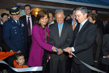 El Presidente Uribe corta la cinta con la cual se inauguró hoy, oficialmente, el Hogar Múltiple del Icbf Claveles de Amor, en el municipio de Madrid (Cundinarmarca). El nuevo centro tuvo un costo de 940 millones de pesos y beneficiará a 120 niños y niñas menores de 6 años. Lo acompañan el Gobernador de Cundinamarca, Andrés González; la Directora del Icbf, Elvira Forero, y el Comandante del Comando Aéreo de Mantenimiento de la FAC, brigadier general Miguel Antonio Caro Cancelado.