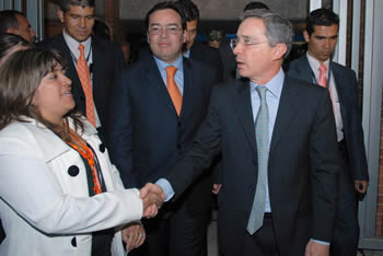 La Directora del Hogar Múltiple del Icbf Claveles de Amor, Rosalba Cortes Rincón, saluda al Presidente Álvaro Uribe Vélez, quien inauguró hoy, oficialmente, esta institución, ubicada en Madrid (Cundinamarca). En el nuevo centro infantil laboran 8 madres comunitarias que atienden a 120 niños y niñas del municipio de Madrid (Cundinamarca). Los acompaña el Alcalde de la localidad, Diego Humberto Sicard.