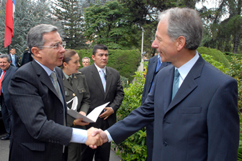 En su residencia, el Embajador de Francia en Colombia, Jean Michel Malraud, recibe al Presidente Álvaro Uribe Vélez, quien asistió este martes al acto de condecoración del Director del Sena, Darío Montoya, con la medalla ‘Palmas Académicas’, en el Grado de Caballero, por su gestión en favor de la educación a través de la entidad.