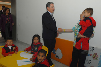 El Presidente Álvaro Uribe Vélez saluda a una de las madres comunitarias que prestan atención a niñas y niños del Hogar Múltiple inaugurado este martes 17 de marzo, por el Instituto Colombiano de Bienestar Familiar (Icbf), en el municipio cundinamarqués de Subachoque.