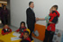 El Presidente Álvaro Uribe Vélez saluda a una de las madre comunitarias que prestan atención a niñas y niños del Hogar Múltiple inaugurado este martes 17 de marzo, por el Instituto Colombiano de Bienestar Familiar (Icbf), en el municipio cundinamarqués de Subachoque.