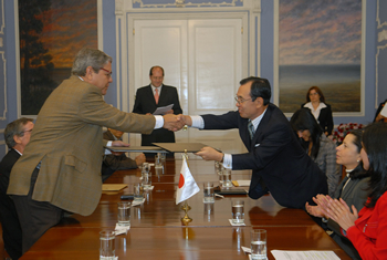 El Gobierno del Japón, a través de su Embajador en Colombia, Tatsumaro Terazawa, protocolizó este jueves, en la Casa de Nariño, la donación de 1.400 millones de pesos para la construcción de siete colegios en cuatro departamentos. El evento fue liderado por la Consejería Presidencial de Programas Especiales.