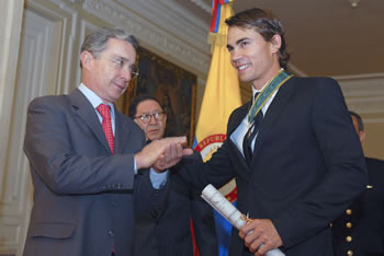 El Presidente de la República, Álvaro Uribe Vélez, tras condecorar con la Orden de San Carlos, en el Grado de Comendador, al golfista Camilo Villegas Restrepo, por su aporte a la imagen positiva de nuestro país en el exterior. El acto se llevó a cabo, este miércoles 18 de marzo, en el Salón Gobelinos de la Casa de Nariño.