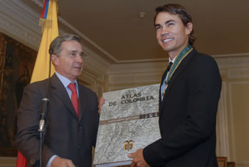 El Presidente Álvaro Uribe Vélez obsequió un atlas geográfico al golfista colombiano Camilo Villegas Restrepo, a quien condecoró este miércoles con la Orden de San Carlos, en el Grado de Comendador. “Muchas gracias, Camilo. Ha sido muy importante lo que has hecho por Colombia”, dijo el Mandatario. 