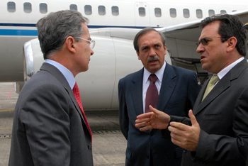 El Gobernador de Antioquia, Luis Alfredo Ramos; y el Alcalde de Medellín, Alonso Salazar, recibieron en el aeropuerto ‘Olaya Herrera’ al Presidente de la República, Álvaro Uribe, quien llegó este miércoles a la ciudad con el objetivo de participar en la Asamblea General de Gobernadores que se cumple en el Hotel Intercontinental.