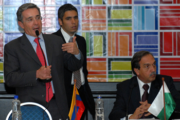 El Presidente Álvaro Uribe Vélez durante su intervención, hoy 18 de marzo, en la Asamblea de Gobernadores que se realiza en Medellín. A su lado, los gobernadores del Valle, Juan Carlos Abadía (de pie), y de Antioquia, Luis Alfredo Ramos. 